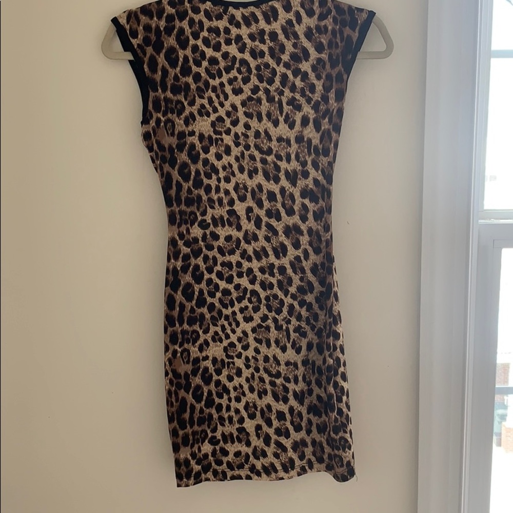 Form fitted leopard dress - Picture 3 of 3